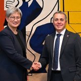 Ignazio Cassis avec son homologue australienne Penny Wong devant une oeuvre de l'artiste chaux-de-fonnier Le Corbusier à l'intérieur du parlement à Canberra.